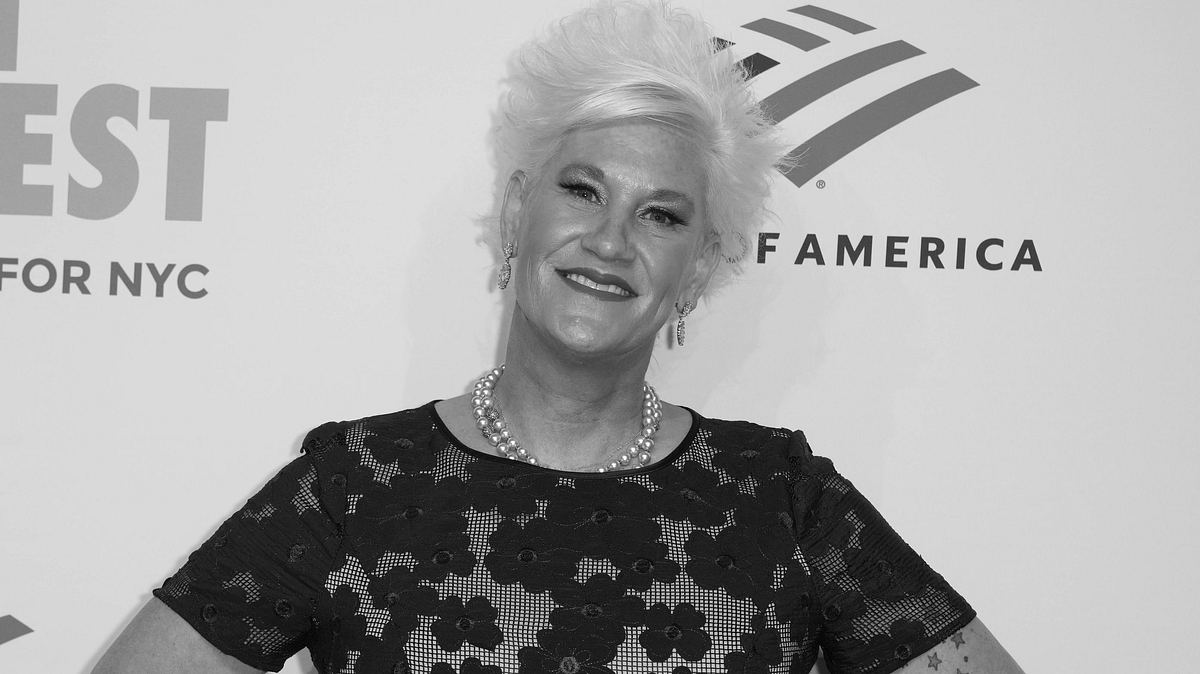 TV-Köchin Anne Burrell ist verstorben TV-Köchin Anne Burrell lächelt in die Kamera