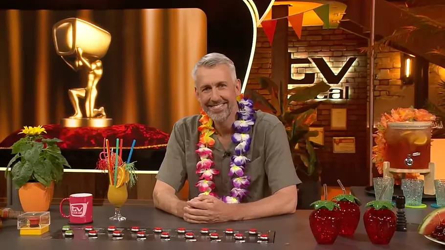 TV Total Sebastian Pufpaff sitzt an seinem Moderationspult bei „TV Total“