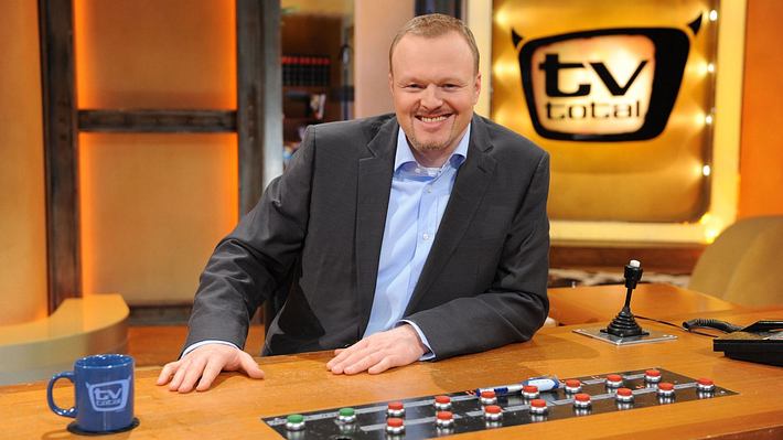 Stefan Raab am seinem Schreibtisch im TV Total-Studio - Foto: ProSieben