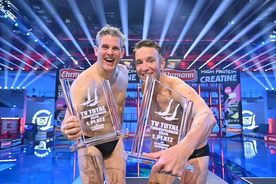 Steffen Groth und Peter Imhof mit dem Pokal nach ihrem Sieg im Synchronspringen beim TV Total Turmspringen