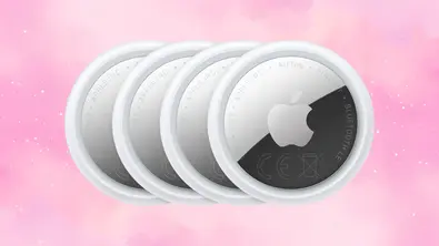 Vier AirTags vor rosa Hintergrund. - Foto: TV Movie / Canva Vier AirTags vor rosa Hintergrund. - Foto: TV Movie / Canva
