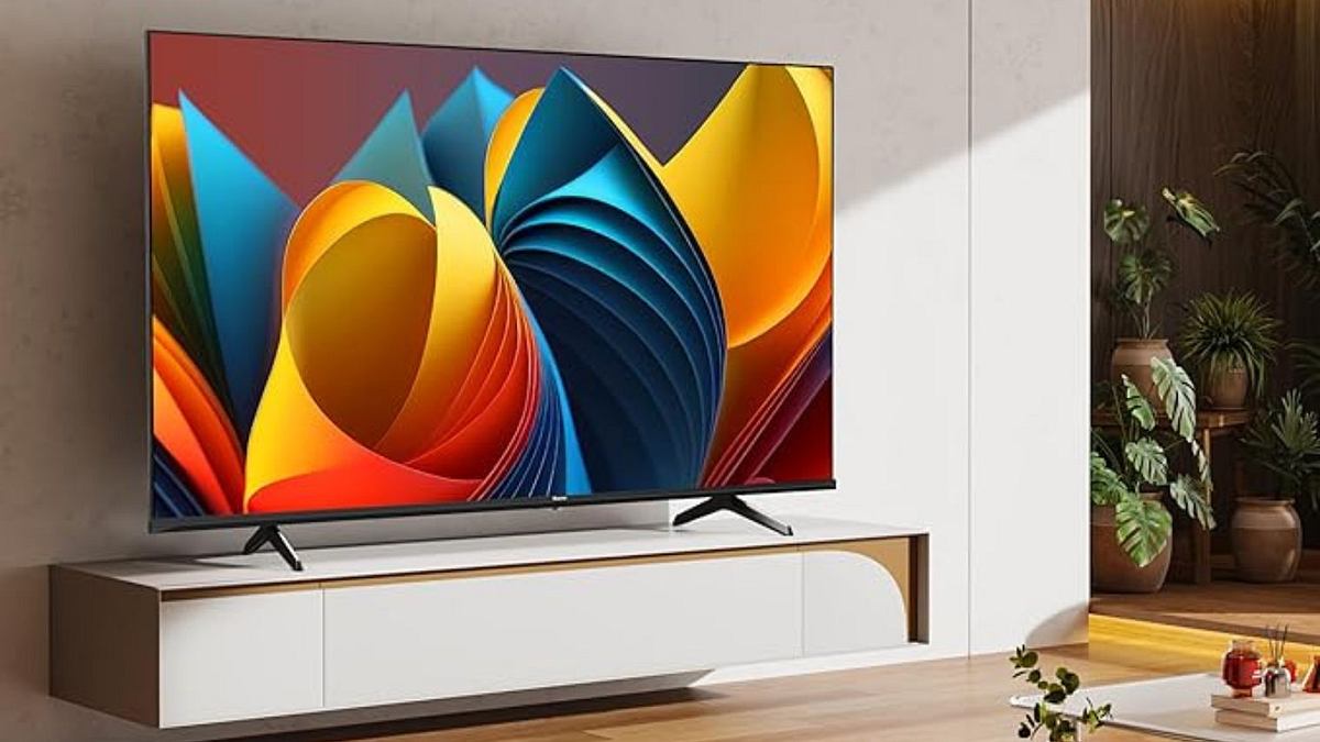 hisense-100E7NQ-tvm Hisense 100E7NQ Fernseher auf einem TV-Regal