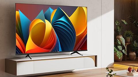 Hisense 100E7NQ Fernseher auf einem TV-Regal - Foto: PR / Hisense