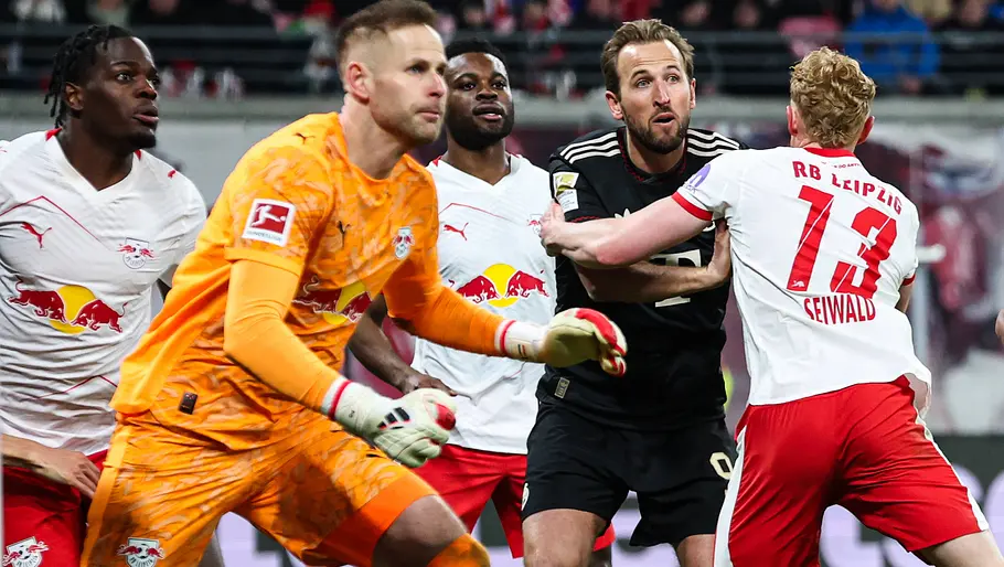 tvmovie-dfbpokal-bayern-leipzig-joyn-wow-livestream Harry Kane wird von drei Leipzigern in der Bundesliga verteidigt..