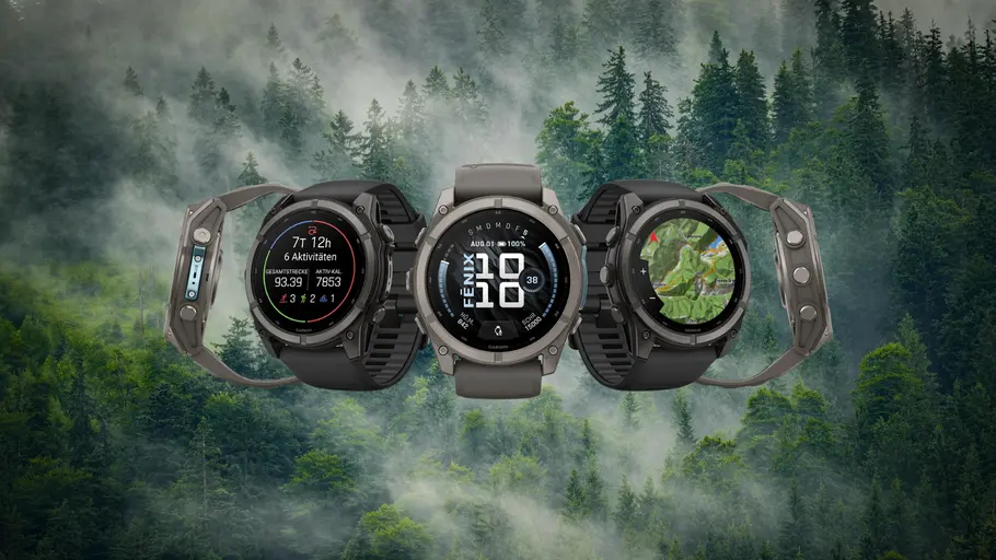 tvmovie-garminfenix9 Garmin Fenix 9 in verschiedenen Farben vor einem nebeligen Berghang mit Bäumen.