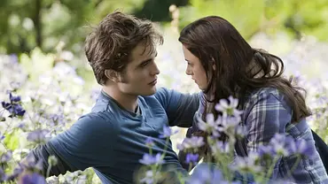 Bella und Edward sitzen in einem Feld und schauen sich tief in die Augen - Foto: Summit Entertainment / Lionsgate Bella und Edward sitzen in einem Feld und schauen sich tief in die Augen - Foto: Summit Entertainment / Lionsgate