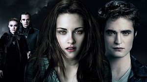 Filmposter zeigt die Vampire Bella (Kristen Stewart) und Edward (Robert Pattinson). - Foto: IMAGO / Ronald Grant
