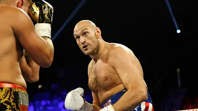 2019 trafen Tyson Fury und Tom Schwarz im Ring aufeinander. Die Kamera fokussiert Tyson am Rücken von Schwarz vorbei. - Foto:  IMAGO / UPI Photo