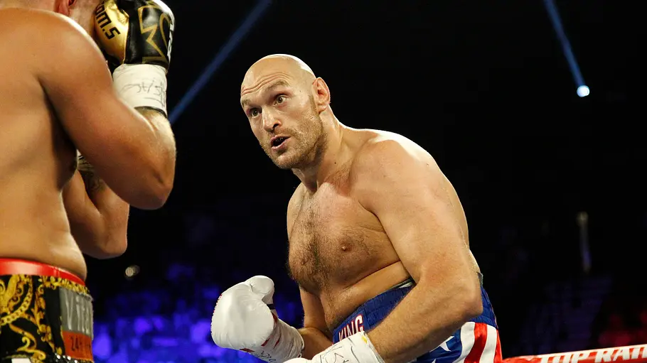 Tyson Fury gegen Tom Schwarz in der 12 Runde im Schwergewicht 2019 trafen Tyson Fury und Tom Schwarz im Ring aufeinander. Die Kamera fokussiert Tyson am Rücken von Schwarz vorbei.