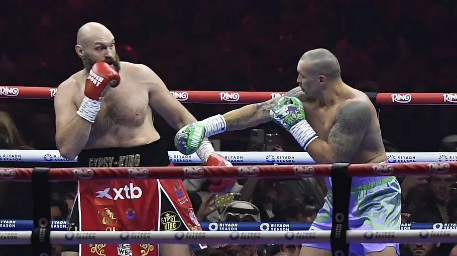 Tyson Furys gegen Oleksandr Usyk Oleksandr Usyk (rechts) lässt seine Rechte Richtung Tyson Fury (links) fliegen. Dieser weicht im Ring aus.