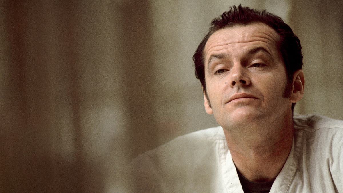 Jack Nicholson als Randle McMurphy in „Einer flog über das Kuckucksnest“ (1975) – Szene aus dem Oscar-prämierten Psychiatrie-Drama. Jack Nicholson als Randle McMurphy in „Einer flog über das Kuckucksnest“ (1975) – Szene aus dem Oscar-prämierten Psychiatrie-Drama.