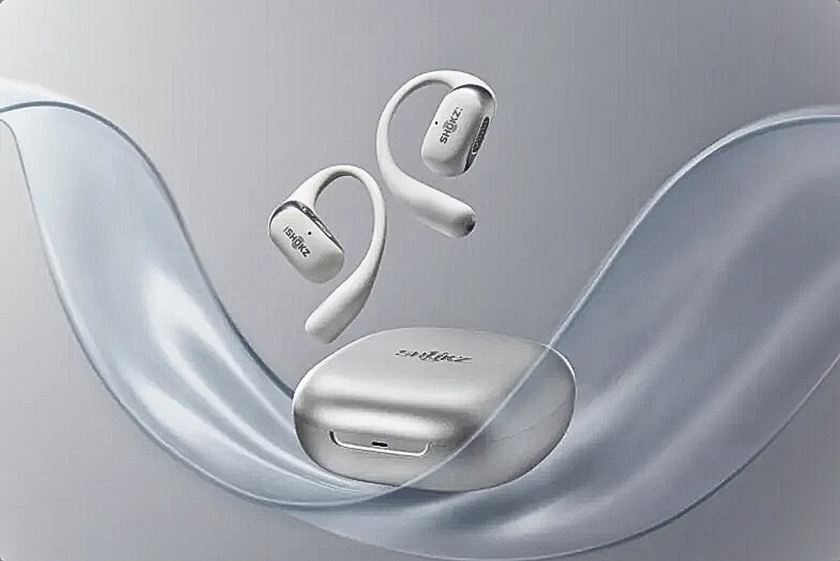 shokz-open-fit-2 Shokz Open Fit 2 mit Ladecase auf grauen Hintergrund.