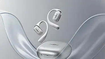Shokz Open Fit 2 mit Ladecase auf grauen Hintergrund.  - Foto: ©2025 Shokz