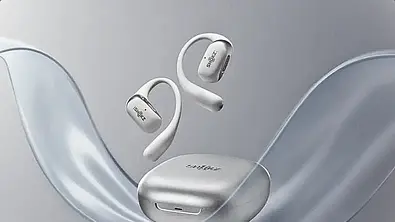 Shokz Open Fit 2 mit Ladecase auf grauen Hintergrund.  - Foto: ©2025 Shokz