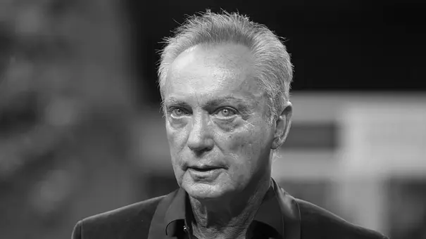 Udo Kier am Red Carpet in Schwarzweiß - Foto: Imago / Sven Simon Udo Kier am Red Carpet in Schwarzweiß - Foto: Imago / Sven Simon