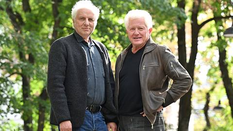 Udo Wachtveitl und Miroslav Nemec stehen nebeneinander vor Bäumen und lächeln in die Kamera. - Foto: dpa