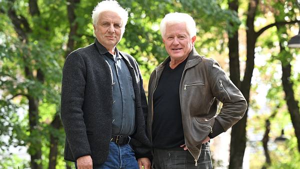 Udo Wachtveitl und Miroslav Nemec stehen nebeneinander vor Bäumen und lächeln in die Kamera. - Foto: dpa