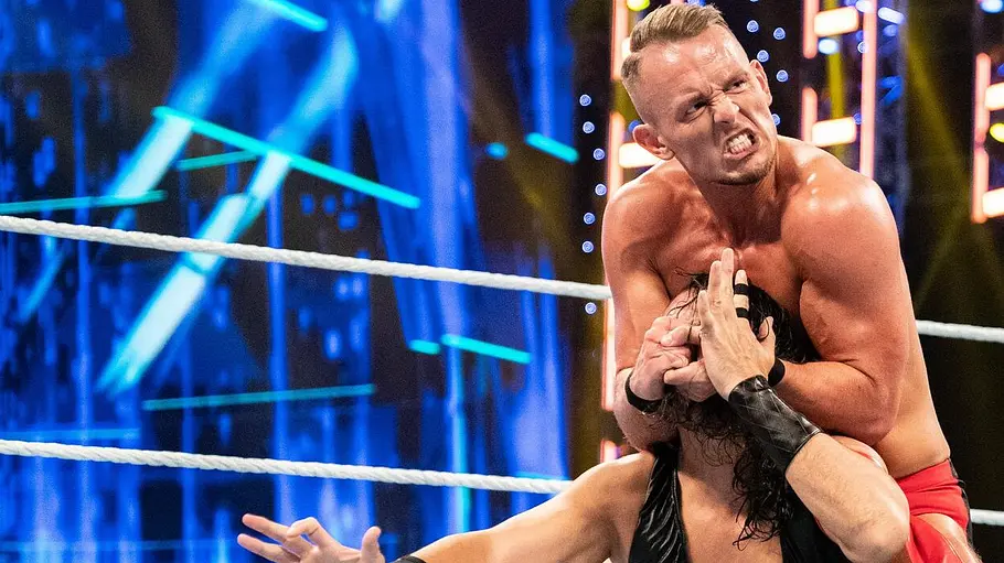 Überschattet wird Ludwig Kaiser stets vom österreichischen Wrestler Gunther. Ludwig Kaiser im Ring. Er umklammert das Gesicht seines Kontrahenten.