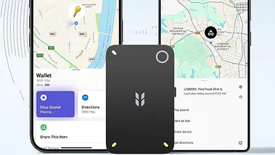 Ein schwarzer, flacher GPS-Tracker liegt vor zwei Smartphones, auf deren Displays eine Kartenansicht mit Standortmarkierung zu sehen ist. Auf den Bildschirmen werden Funktionen wie „Stop Sound“, „Directions“ und Geräteinformationen angezeigt. - Foto: Amazon/PR