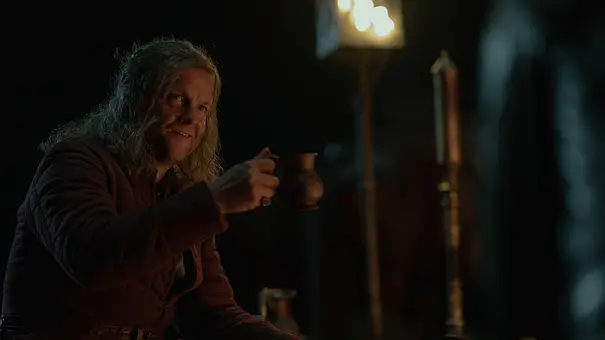 Ulf hebt seinen Krug. - Foto: Theo Whiteman/HBO