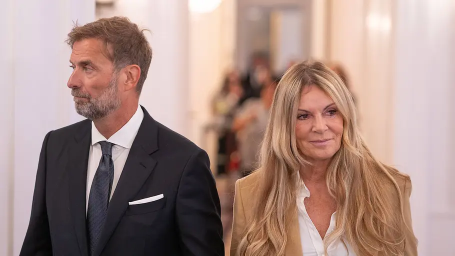Ulla Sandrock (rechts) begleitet Jürgen Klopp (links) bei der Ordensverleihung des Verdienstordens der Bundesrepublik Deutschland.