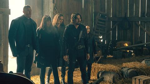 Die Hauptdarsteller von The Umbrella Academy in einer Szene - Foto: IMAGO / Cinema Publishers Collection