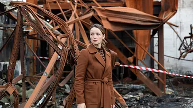Jenny steht in den Trümmern der Eishalle. - Foto: RTL / Julia Carola Pohle