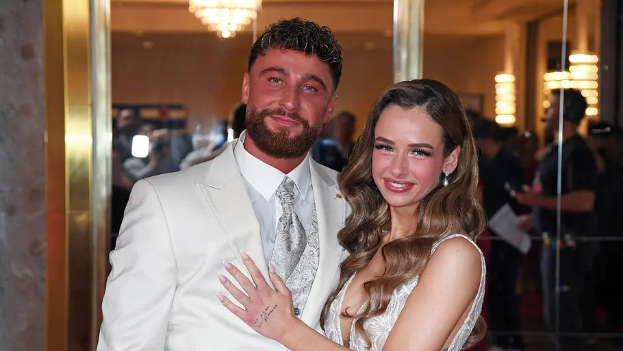 Umut Tekin mit neuer Freundin Lena Umut Tekin mit neuer Freundin Lena auf dem Red Carpet der Reality Awards