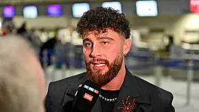 Umut Tekin am 17.01.2026 am Flughafen auf dem Weg ins Dschungelcamp 2026 mit einer Fake-Spinne auf der Jacke und RTL-Mikrofon vor dem Mund. - Foto: IMAGO / STAR-MEDIA Umut Tekin am 17.01.2026 am Flughafen auf dem Weg ins Dschungelcamp 2026 mit einer Fake-Spinne auf der Jacke und RTL-Mikrofon vor dem Mund. - Foto: IMAGO / STAR-MEDIA