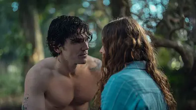 Sam und Rosie sitzen am Ufer und schauen einander tief in die Augen. - Foto: Rekha Garton/Netflix