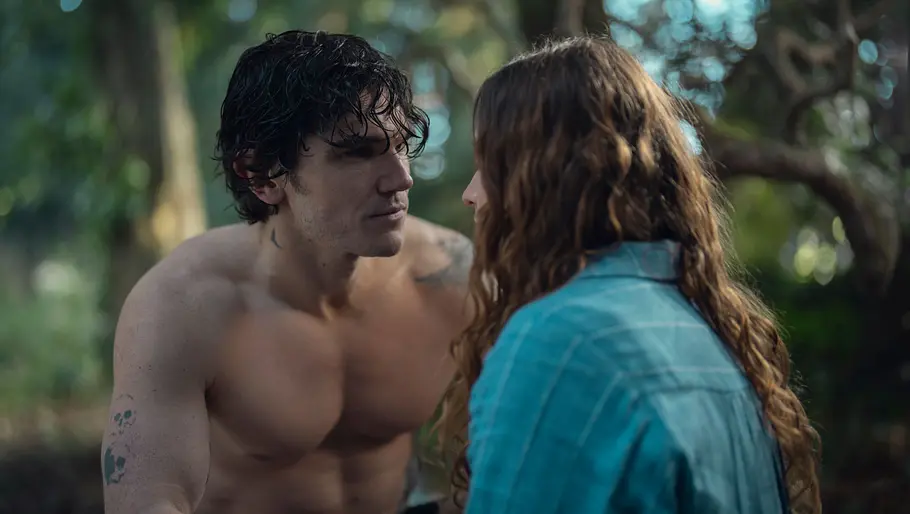 Unchosen Netflix „Unchosen“: Sam und Rosie sitzen am Ufer und schauen einander tief in die Augen.