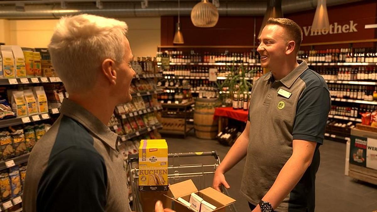 Denree Chef Max spricht mit einem Mitarbeiter!