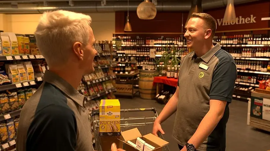Undercover Boss bei RTL Denree Chef Max spricht mit einem Mitarbeiter!