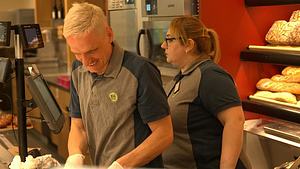 Denree Chef Max muss bei den Backwaren aushelfen und tut sich schwer - Foto: RTL