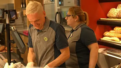 Denree Chef Max muss bei den Backwaren aushelfen und tut sich schwer - Foto: RTL