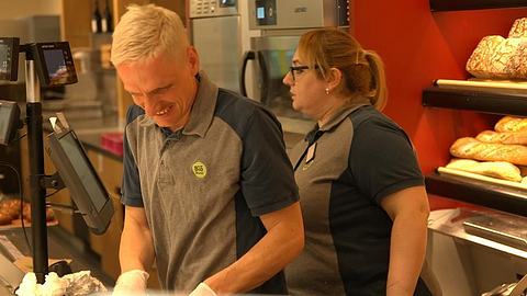 Denree Chef Max muss bei den Backwaren aushelfen und tut sich schwer - Foto: RTL