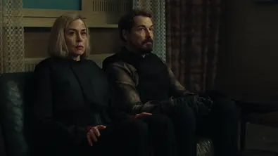 Susanne Wolff und Felix Kramer sitzen auf einem Sofa. - Foto: Netflix