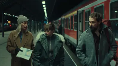 Susanne Wolff (l.) und Felix Kramer (r.) stehen mit Maja Bons (m.) an einem Bahnsteig. - Foto: Netflix Susanne Wolff (l.) und Felix Kramer (r.) stehen mit Maja Bons (m.) an einem Bahnsteig. - Foto: Netflix