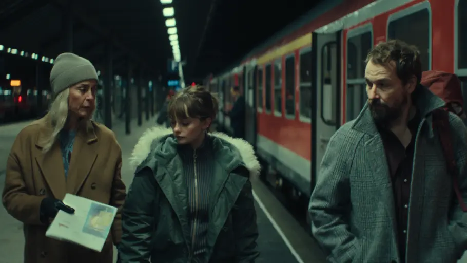 Unfamiliar Susanne Wolff (l.) und Felix Kramer (r.) stehen mit Maja Bons (m.) an einem Bahnsteig.