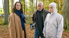 Drei Ermittler stehen im Wald bei einem Szenenbild aus Unter anderen Umständen - Foto: ZDF/Sandra Hoever Drei Ermittler stehen im Wald bei einem Szenenbild aus Unter anderen Umständen - Foto: ZDF/Sandra Hoever