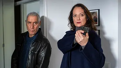 Matthias Hamm (Ralph Herforth) und Jana Winter (Natalia Wörner) sind in einem Haus. Jana Winter hat ihre Waffe gezogen. - Foto:  ZDF/Manju Sawhney