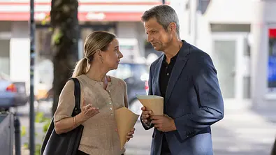 Ute und Benedikt schauen sich ernst an. - Foto: RTL / Dennis-A.Hundt Ute und Benedikt schauen sich ernst an. - Foto: RTL / Dennis-A.Hundt