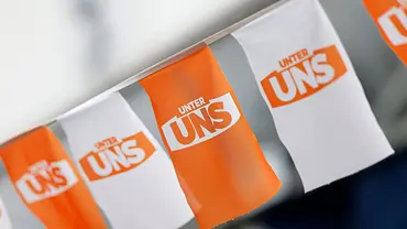 Fahnen mit dem Logo von „Unter Uns“. - Foto: Imago/Panama Pictures Fahnen mit dem Logo von „Unter Uns“. - Foto: Imago/Panama Pictures