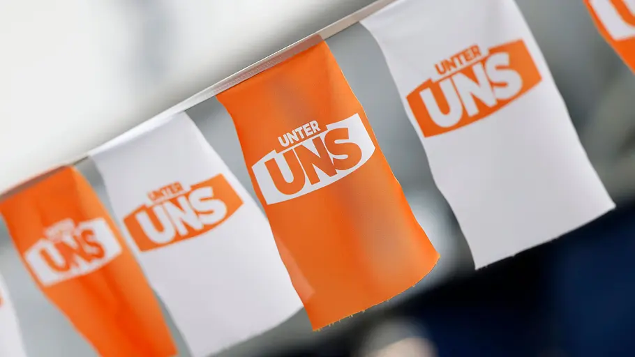 „Unter Uns“ Fahnen Fahnen mit dem Logo von „Unter Uns“.