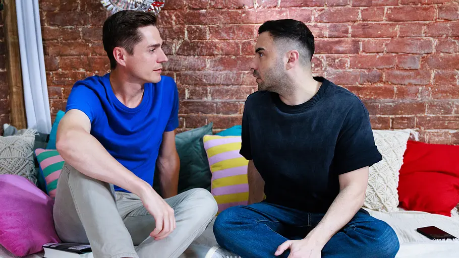 „Unter Uns“ Ringo und Easy sitzen auf der Couch und schauen sich tief in die Augen.