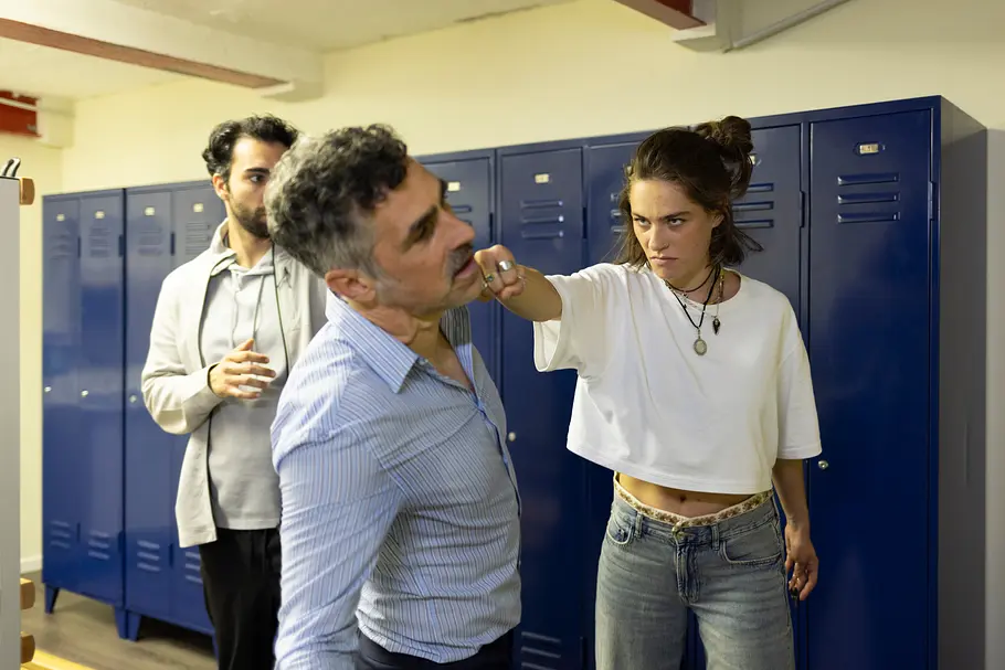 Unter Uns-Vorschau Donnerstag, 8.10.26, Folge 7973 Unter Uns-Vorschau Donnerstag: Larissa ( (Ilka Mahrholz) schlägt Matthias (Gabriel Merz) mit der Faust ins Gesicht. Baris IMetehan Demiröz) steht hinter ihm.
