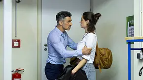 Unter-Uns-Wochenvorschau: Matthias (Gabriel Merz) packt Larissa (Ilka Mahrholz) an den Oberarmen. Sie trägt einen Rucksack und hält eine schwarze Jacke. - Foto: RTL / Dennis-A.Hundt Unter-Uns-Wochenvorschau: Matthias (Gabriel Merz) packt Larissa (Ilka Mahrholz) an den Oberarmen. Sie trägt einen Rucksack und hält eine schwarze Jacke. - Foto: RTL / Dennis-A.Hundt
