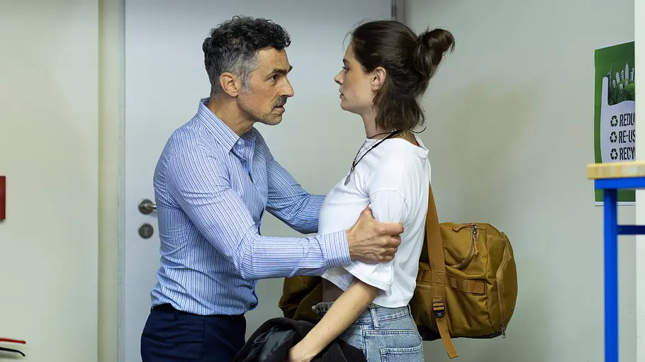 Unter-Uns-Wochenvorschau 5.10. bis 9.10. Unter-Uns-Wochenvorschau: Matthias (Gabriel Merz) packt Larissa (Ilka Mahrholz) an den Oberarmen. Sie trägt einen Rucksack und hält eine schwarze Jacke.