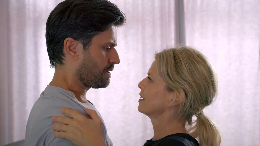 Unter-Uns-Wochenvorschau 19. bis 23. Oktober 2026 auf RTLplus RTL+-Wochenvorschau: Paco (Milos Vukovic), und Patrizia (Miriam Lahnstein) stehen sich bei „Unter Uns“ erschrocken ganz nah gegenüber.