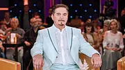 Uwe Herrmann sitzt mit einem hellblauen Anzug und ernster Miene auf einem Talkshow-Sessel. - Foto: IMAGO / STAR-MEDIA